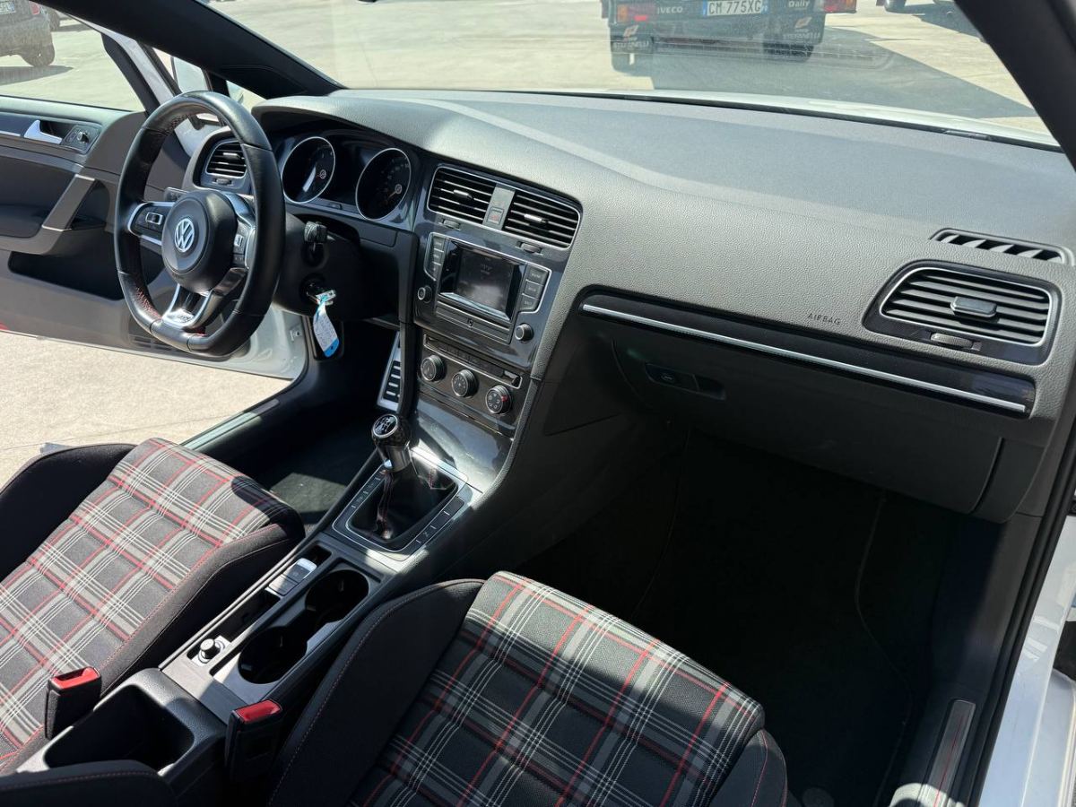 VOLKSWAGEN GOLF 7 GTI 3P 220CV 2016 usata — foto 11