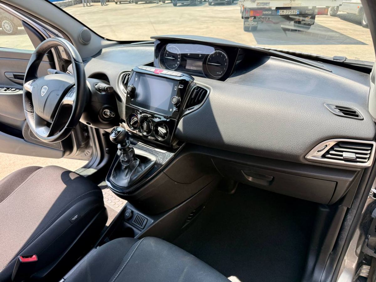 LANCIA YPSILON 1.0 HYBRID 70CV GOLD S 2023 usata — foto 11
