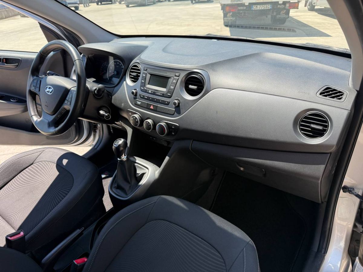 HYUNDAI I10 1.0 67CV TREND 2019 usata — foto 12